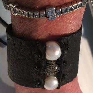 Leather diamond arm band